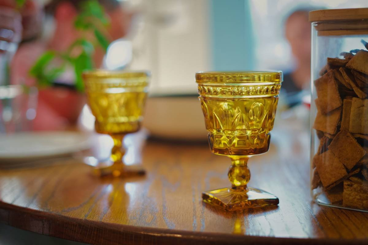 Infographic showing how sulfites, animal fining agents, and pesticides in conventional wine contribute to skin inflammation vs. clean alternatives in plant-based organic wines