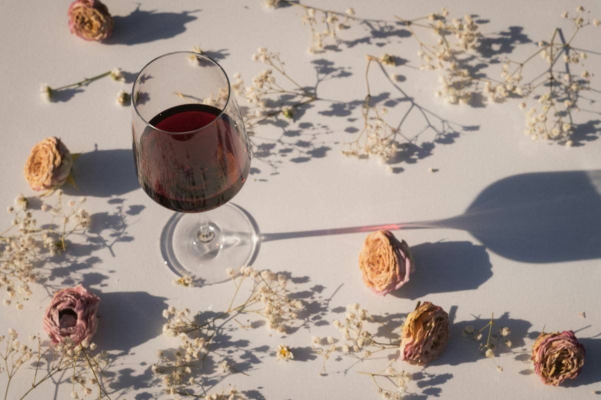 Infographic showing cold-brew organic wine process: organic grapes → fermentation → cold steeping with botanicals → filtration → low ABV beverage rich in polyphenols