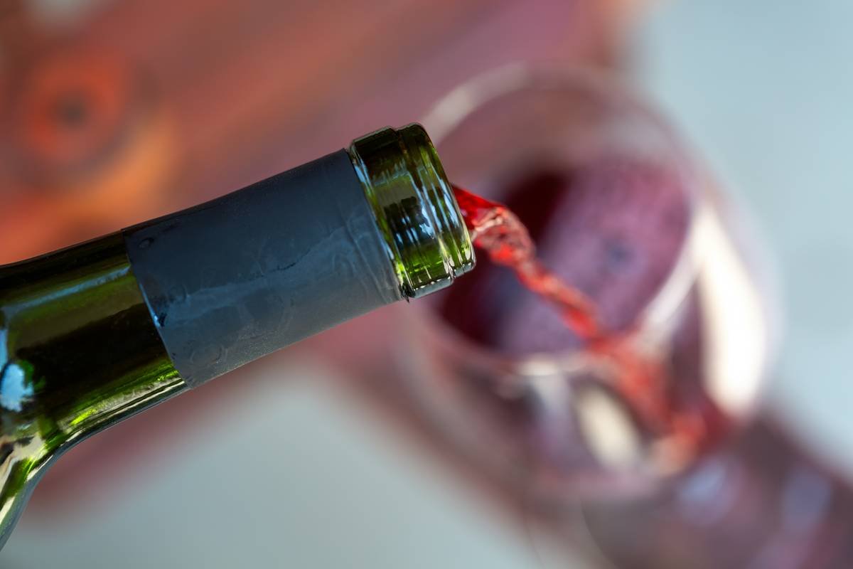 Infographic comparing ingredients in conventional vs. minimally processed wine beverages